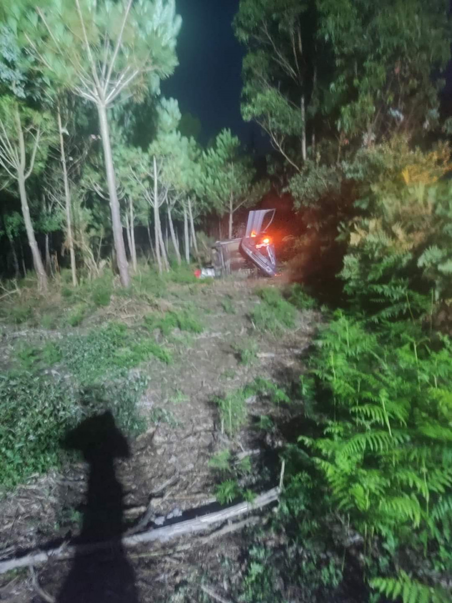 Los Bomberos liberan a un conductor que quedó atrapado al volcar con su coche en Dumbría