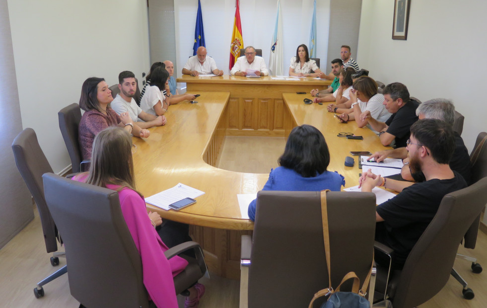 A Laracha fija los festivos locales de 2024 y aprueba una moción para mejoras en el IES