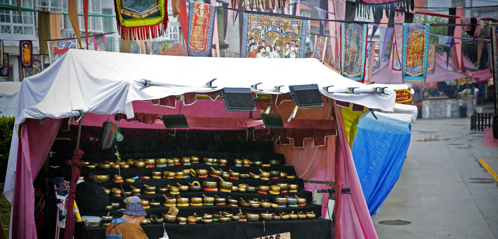 La lluvia marca el inicio del mercado medieval de Corcubión