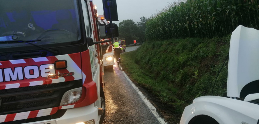 Rescatada una persona de un coche que quedó semivolcado en Mazaricos