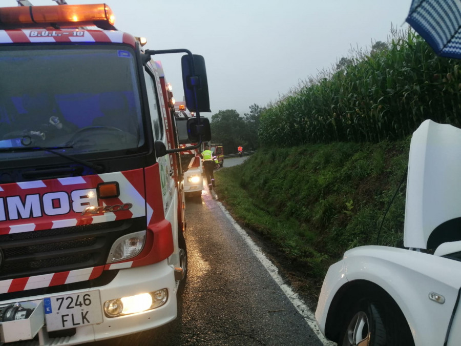 Rescatada una persona de un coche que quedó semivolcado en Mazaricos