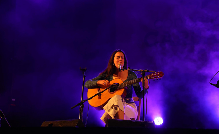 Antía Muíño conquista a los carballeses con su música