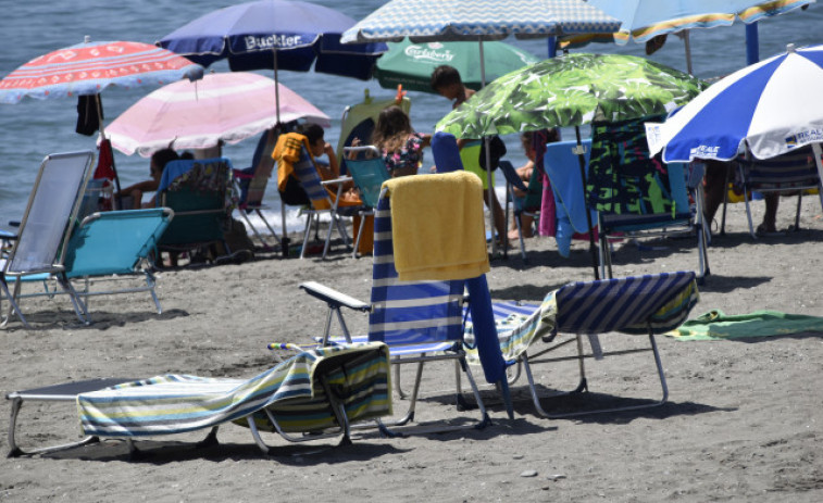 Hasta 300 euros de multa en playas de Málaga por plantar sombrillas para guardar sitio