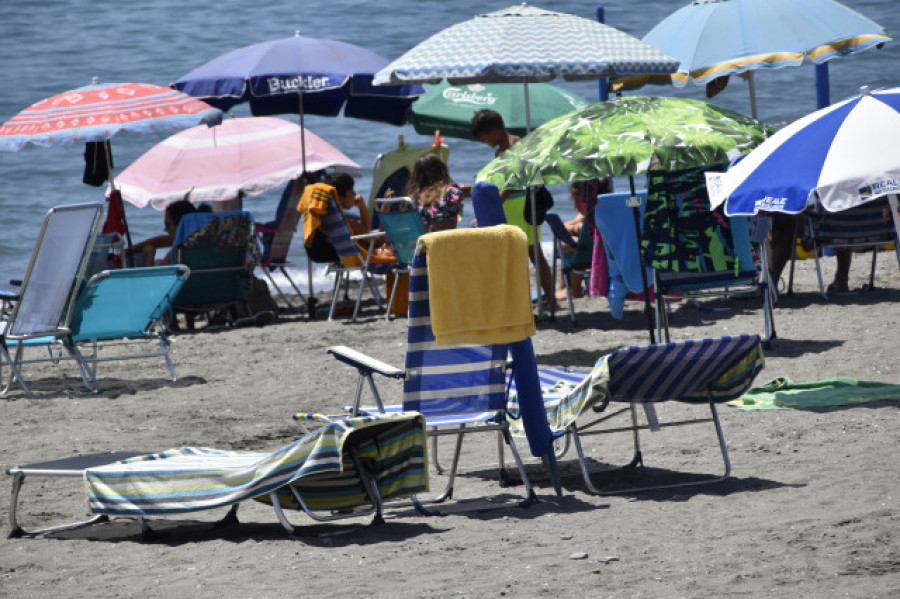 Hasta 300 euros de multa en playas de Málaga por plantar sombrillas para guardar sitio