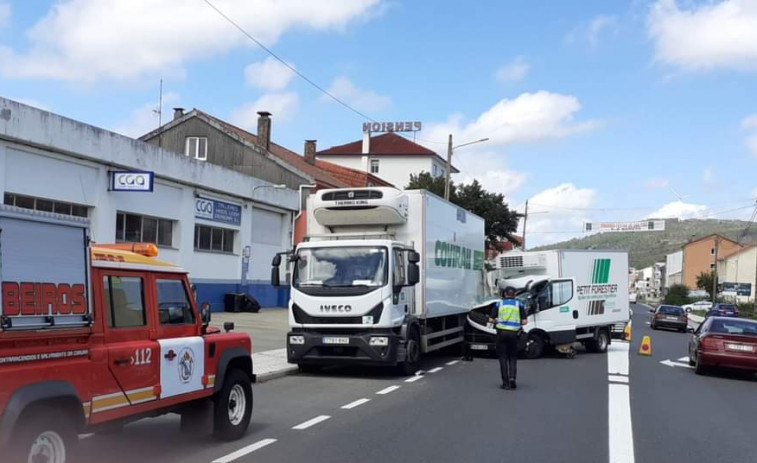 Un herido al chocar un camión con otro aparcado en Vimianzo