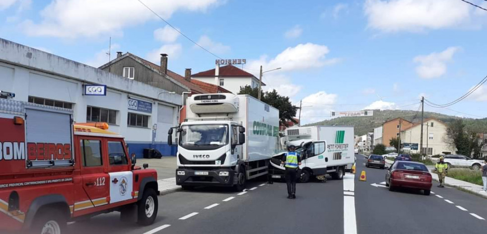 Un herido al chocar un camión con otro aparcado en Vimianzo