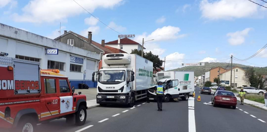 Un herido al chocar un camión con otro aparcado en Vimianzo