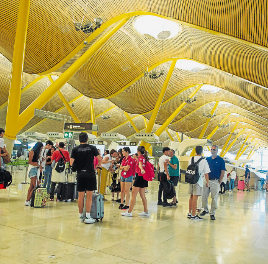 Un pedófilo detenido tras perder una maleta en Barajas con un pendrive con pornografía