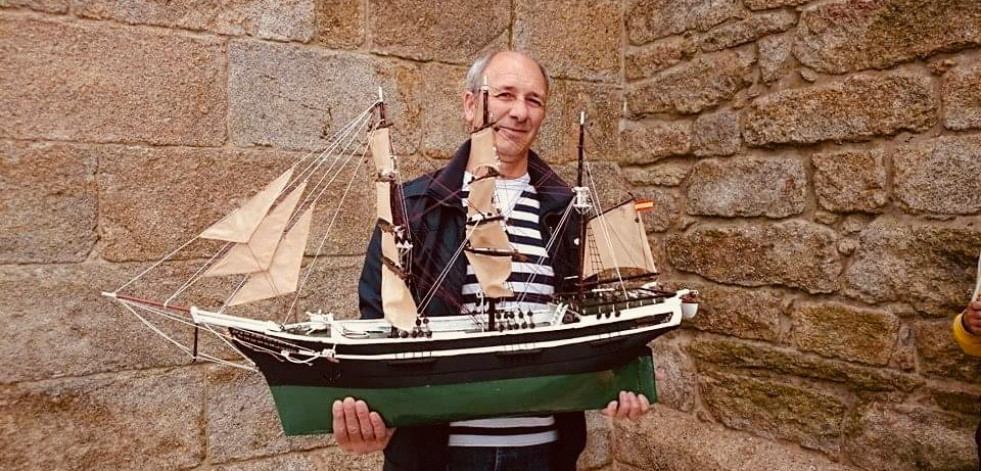 El artista Paco Lago, pregonero de las Rutas do Mar de Muxía