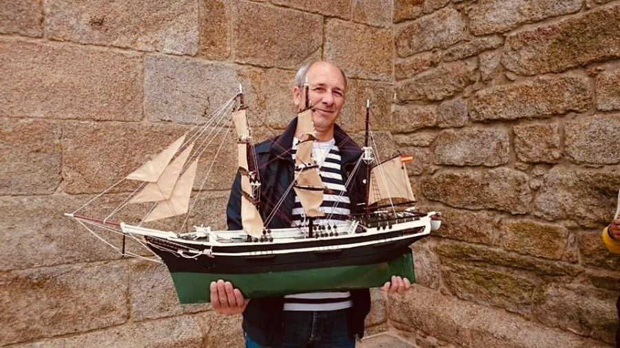 El artista Paco Lago, pregonero de las Rutas do Mar de Muxía