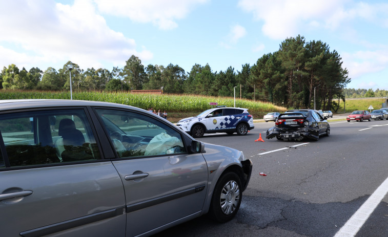 Tres personas resultan heridas en dos colisiones ocurridas en la capital carballesa
