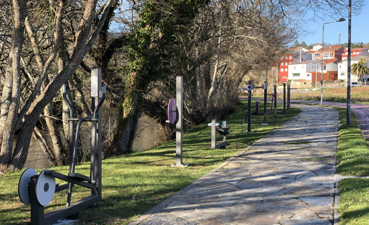 A Laracha suspende el riego en jardines y cierra las duchas de la playa de Caión por la sequía