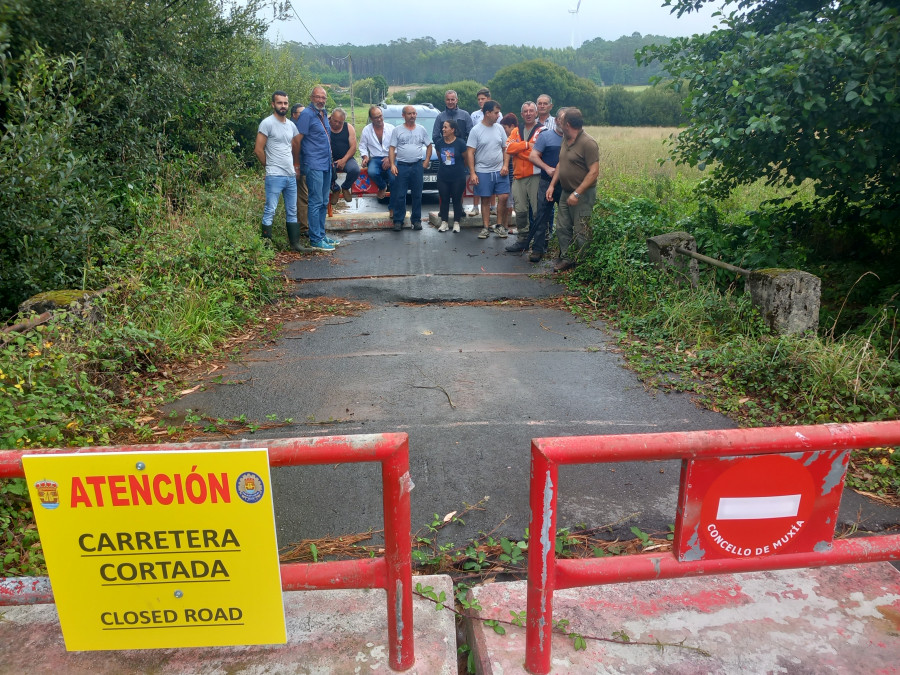 La carretera de Vilachán a Guisamonde, en Muxía, lleva cerca de tres meses cortada