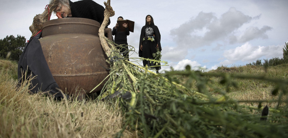 Akelarre en Vimianzo, con foliada, teatro y queimada