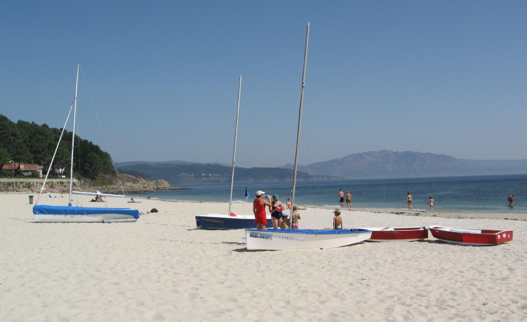 Trasladados dos menores cuya lancha hinchable volcó en la playa de Langosteira
