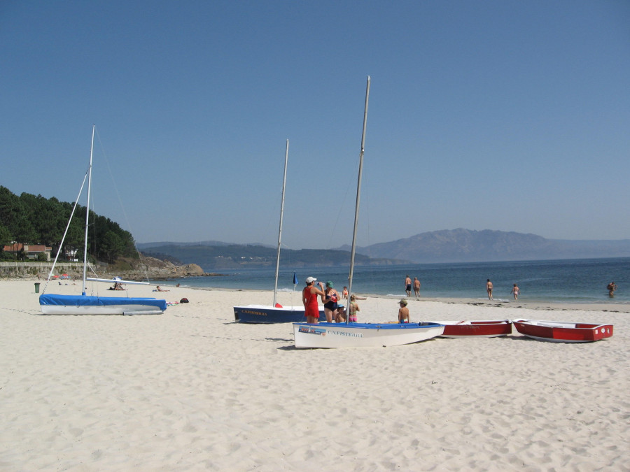 Trasladados dos menores cuya lancha hinchable volcó en la playa de Langosteira