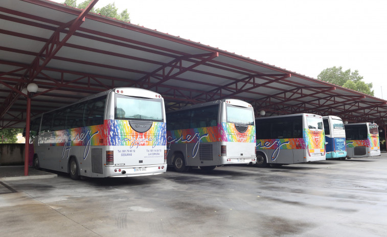 Disparan a dos autobuses que se dirigían a Santiago tras salir de Carballo y Baio