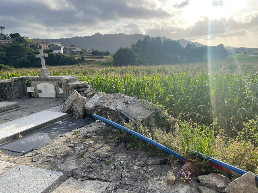 El BNG lleva al Parlamento el estado del muro de la iglesia de Traba de Laxe