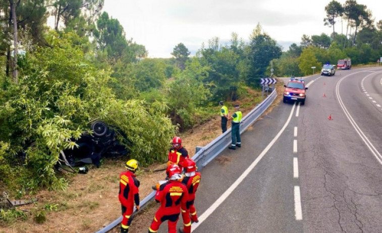 Fallece un joven tras chocar contra un árbol el turismo que conducía en Ramirás