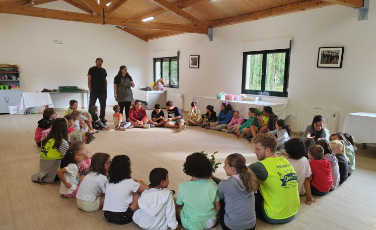 Los niños de Coristanco aprenden sobre hierbas aromáticas