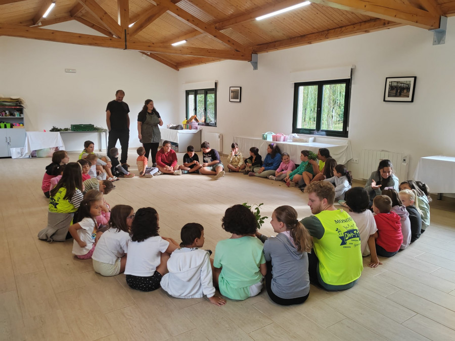 Los niños de Coristanco aprenden sobre hierbas aromáticas