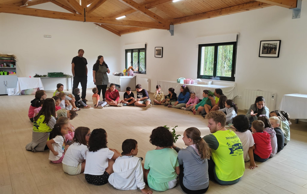 Los niños de Coristanco aprenden sobre hierbas aromáticas