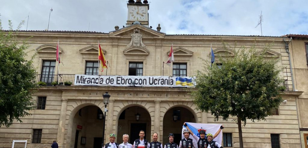 Los ciclistas de Camariñas, en la recta final de su viaje