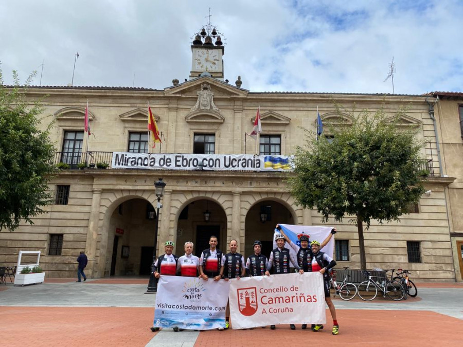 Los ciclistas de Camariñas, en la recta final de su viaje