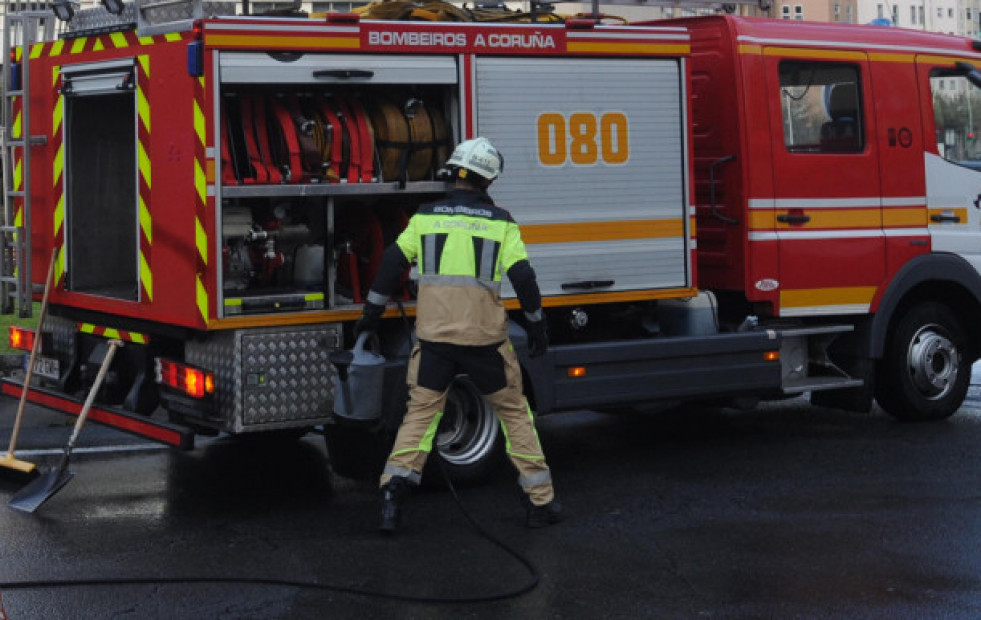Un remolque se incendia en un alpendre en Carballo