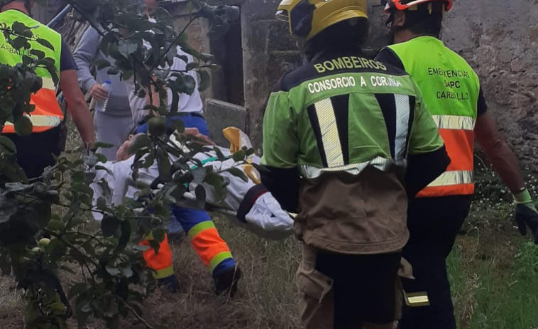 Rescatado en Carballo tras caerse de una altura a una zona de difícil acceso