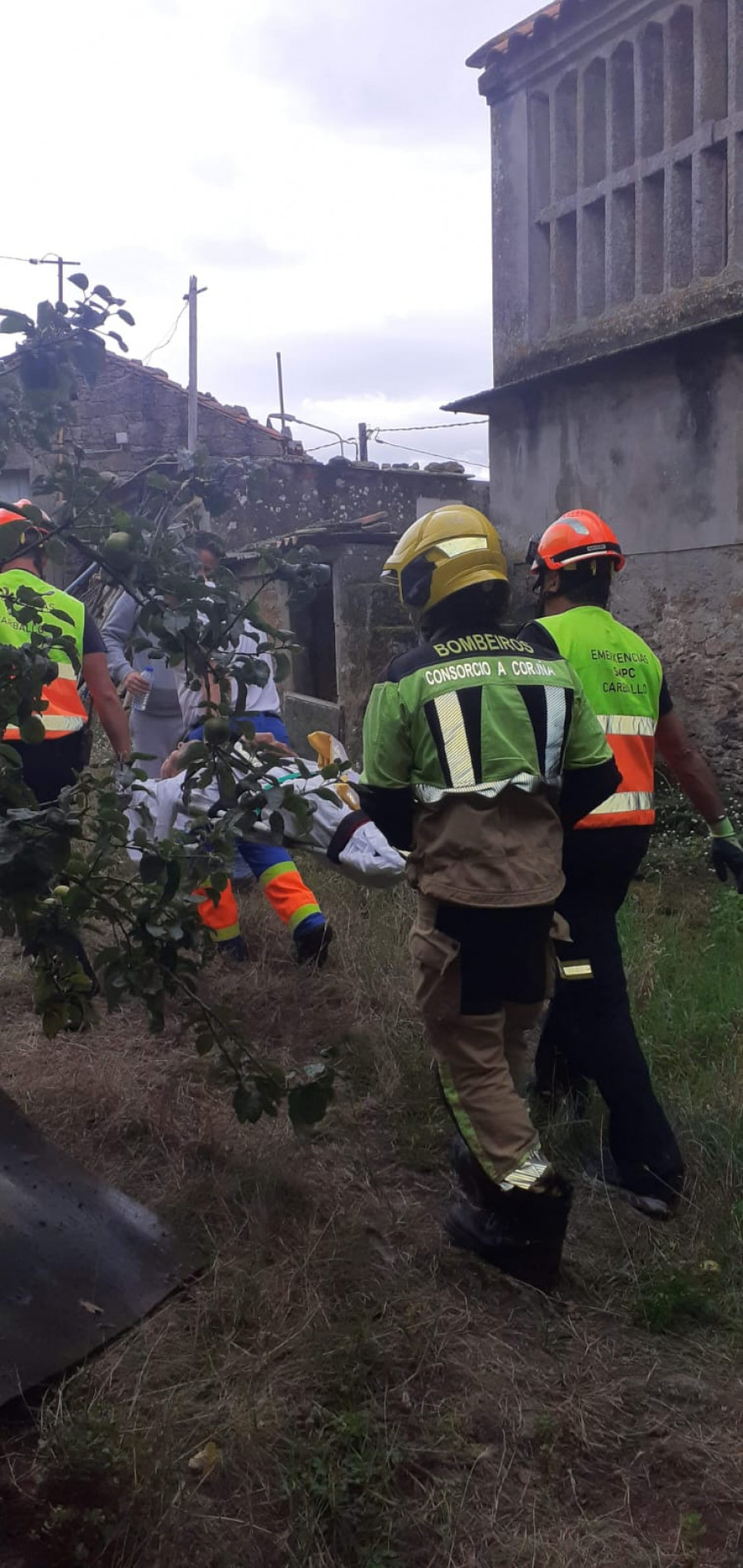 Rescatado en Carballo tras caerse de una altura a una zona de difícil acceso