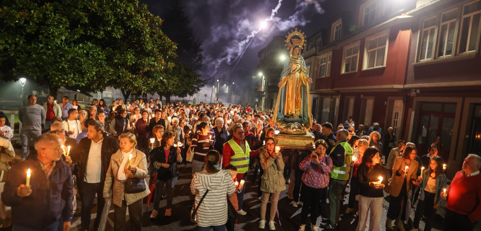 La procesión de las Antorchas pone fin a la novena de A Milagrosa en Carballo