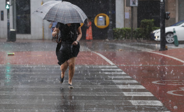 La lluvia deja avisos e inundaciones por media España y a Madrid en alerta roja