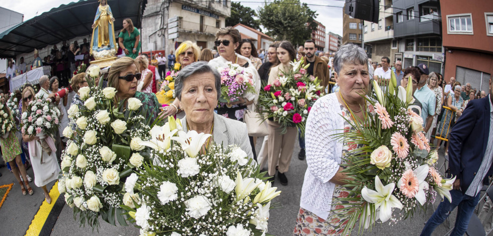 Los trabajos florales realzan la procesión de A Milagrosa en Carballo