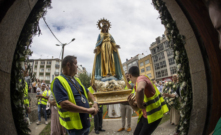 Carballo honra a la virgen da Milagrosa