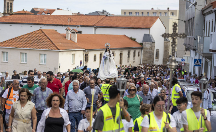 Centenares de fieles acompañan a la Virgen de Los Milagros en su subida a la ermita