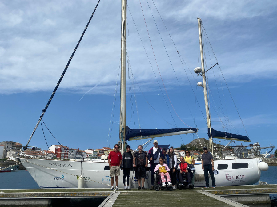 El velero Laion navega por Camariñas con personas con discapacidad