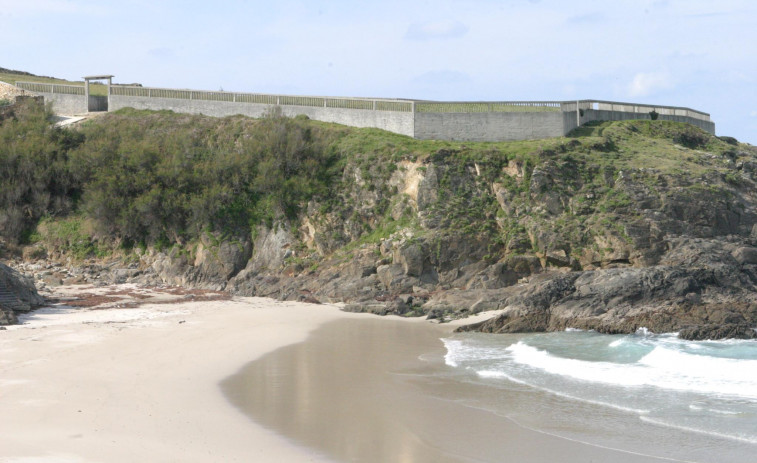 Rescatan y reaniman a un bañista al que arrastró la corriente en la playa malpicana de Canido