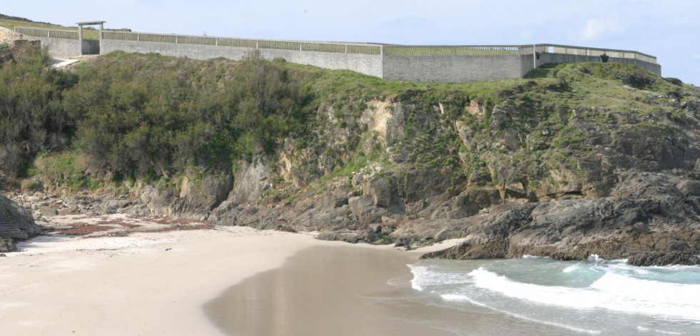 Rescatan y reaniman a un bañista al que arrastró la corriente en la playa malpicana de Canido