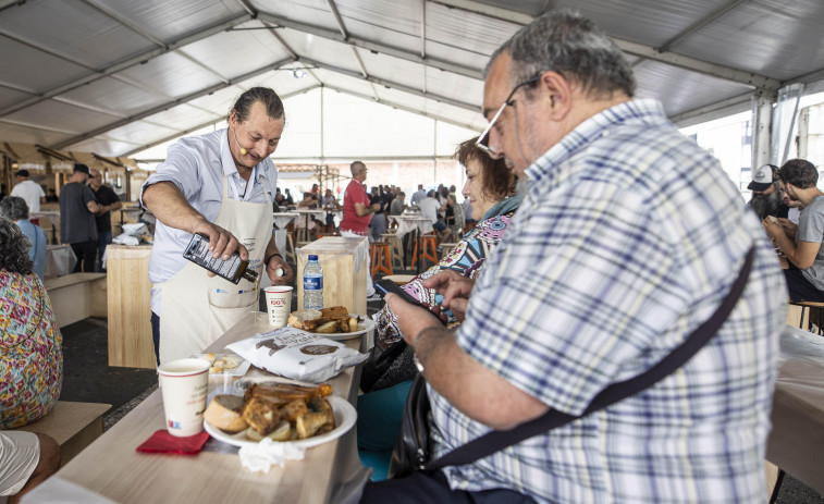 La gastronomía y el mercado de artesanía alimentaria triunfan en la Festa da Pataca