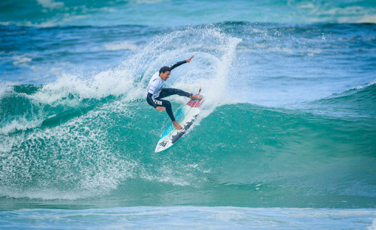 La playa de Razo acoge desde mañana a 145 jóvenes surfistas