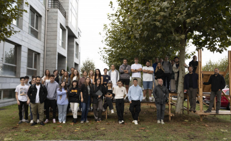 Alumnos de Cesuga crean una estructura de madera para la zona del río Sisalde, en Arteixo