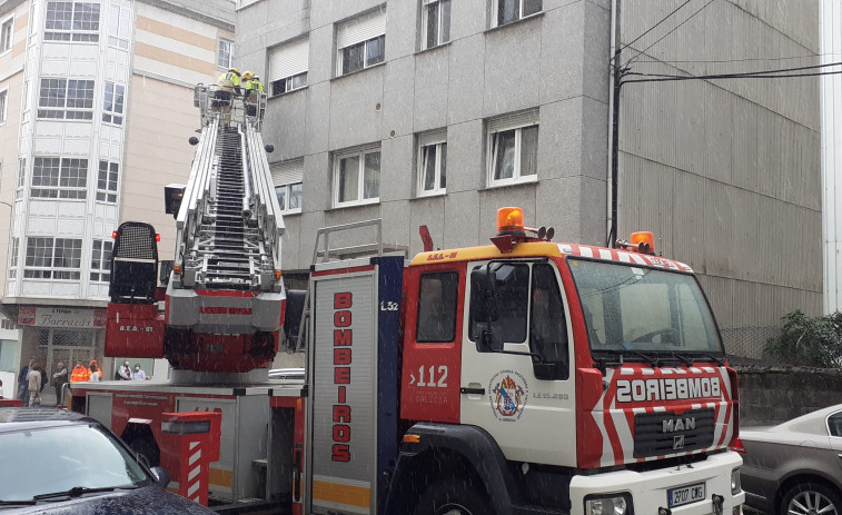 Los bomberos de Carballo abren una vivienda en la que una persona mayor pedía ayuda