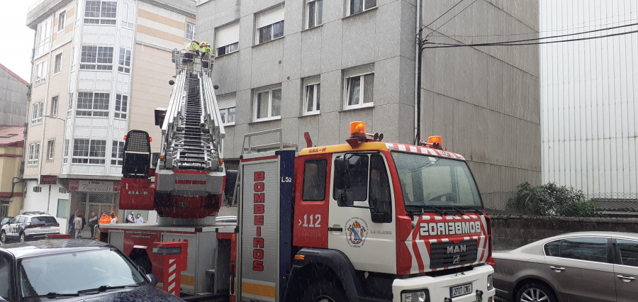 Los bomberos de Carballo abren una vivienda en la que una persona mayor pedía ayuda