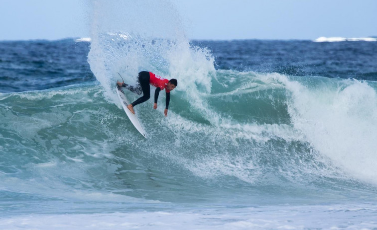El surfista vasco Kepa Housset-Ezponda se lleva el primer 10 en las aguas de Razo
