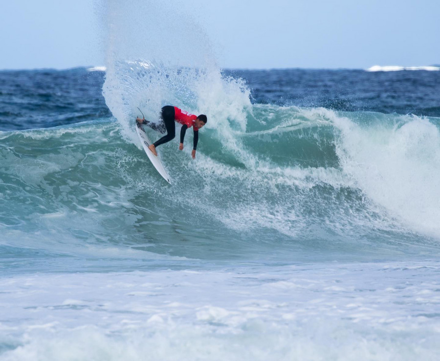 El surfista vasco Kepa Housset-Ezponda se lleva el primer 10 en las aguas de Razo