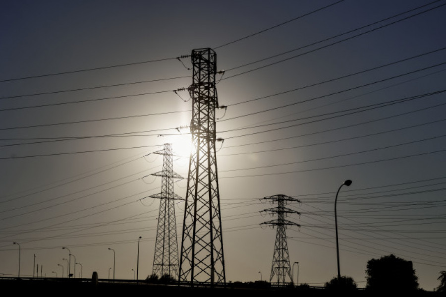 El precio de la luz cae este domingo un 24,5%, hasta los 83,01 euros/MWh