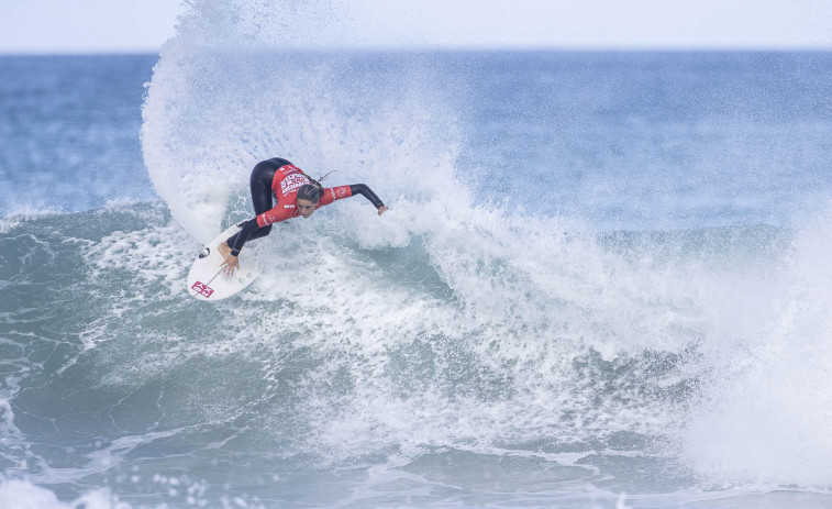 Las olas de Razo coronan a los campeones de Europa júnior de surf