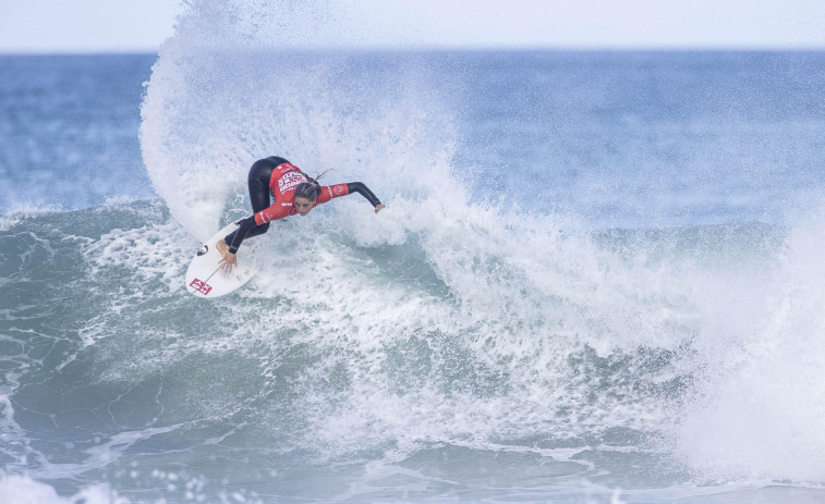 Las olas de Razo coronan a los campeones de Europa júnior de surf