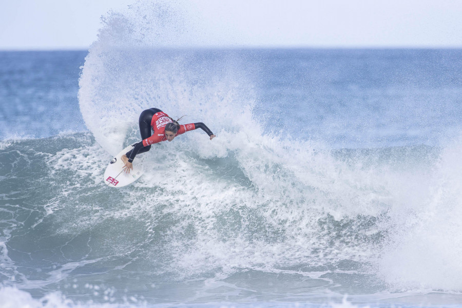 Las olas de Razo coronan a los campeones de Europa júnior de surf